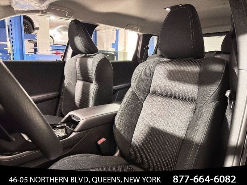 Vehicle image 19 of 33