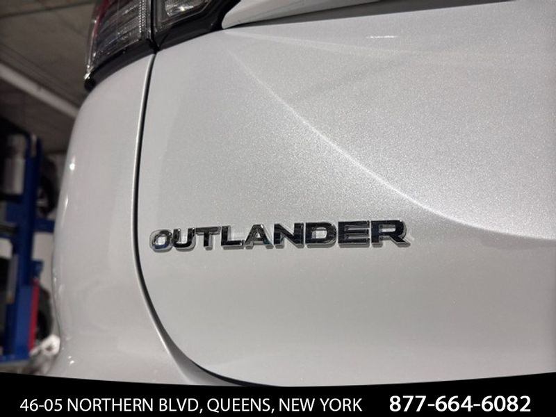 Vehicle image 9 of 33