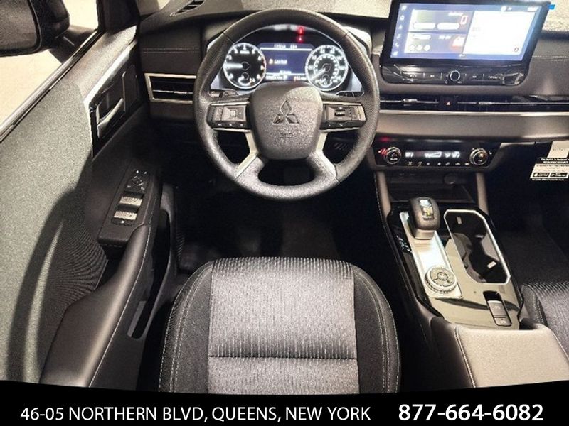 Vehicle image 28 of 33