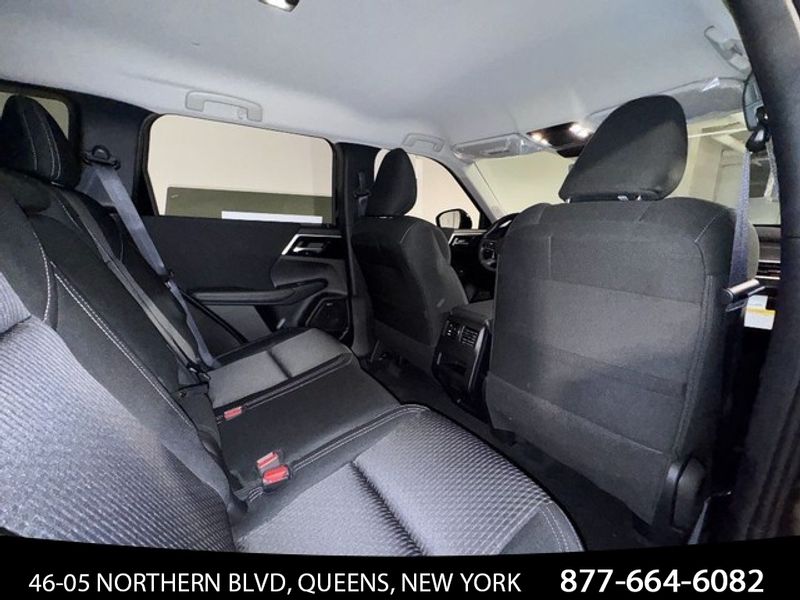 Vehicle image 31 of 33
