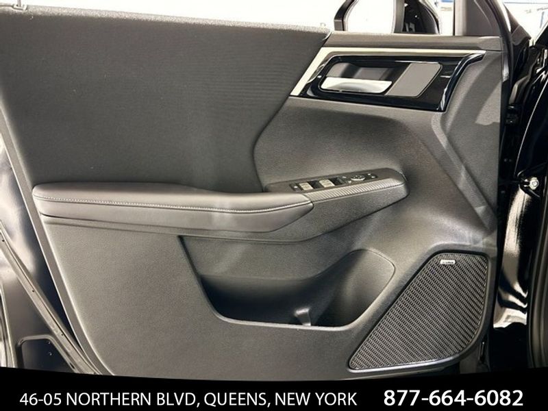 Vehicle image 16 of 33
