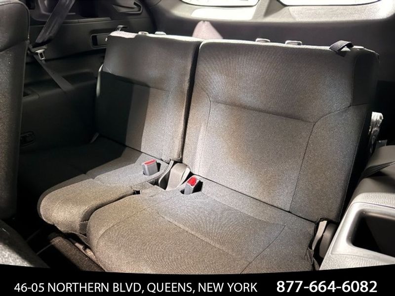 Vehicle image 27 of 33