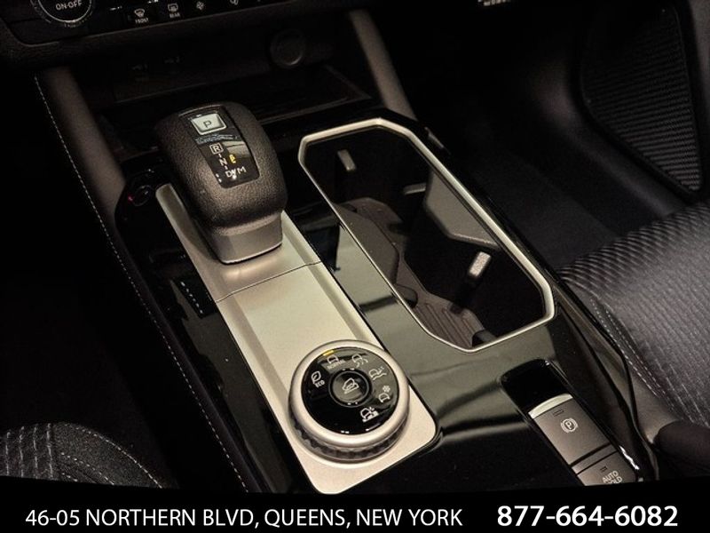 Vehicle image 23 of 33