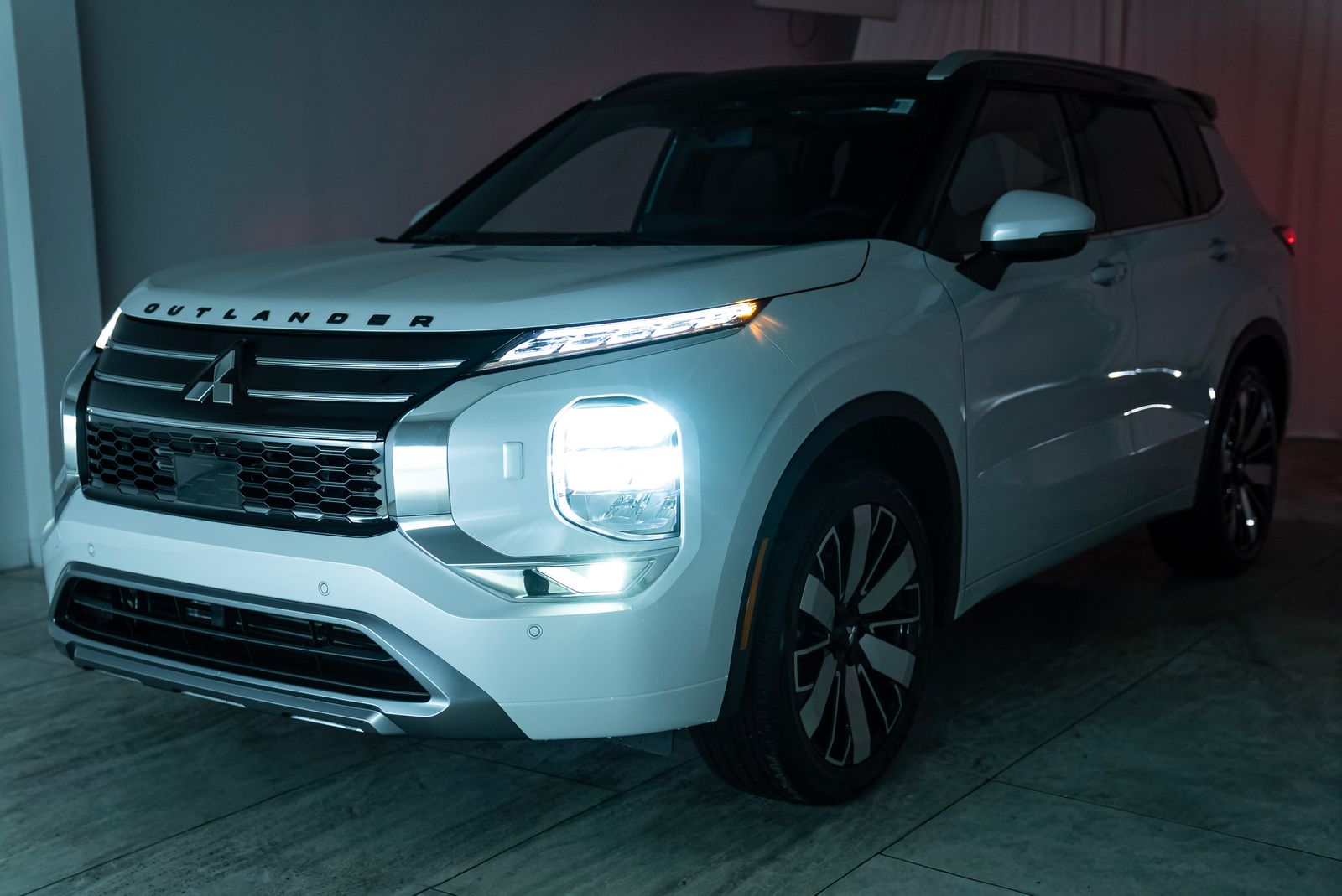 2025 Mitsubishi Outlander ES Image 2 of 40