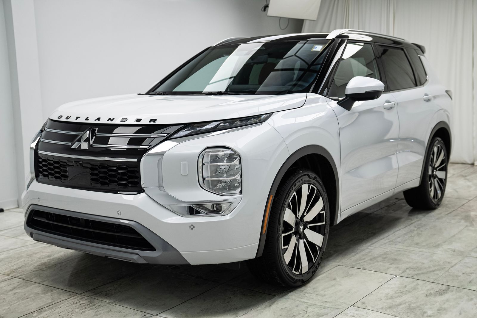 2025 Mitsubishi Outlander ES Image 1 of 40