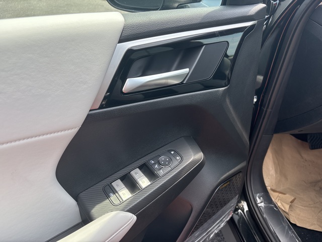 Vehicle image 21 of 28