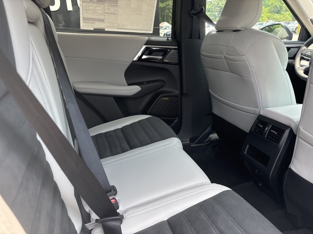 Vehicle image 13 of 28