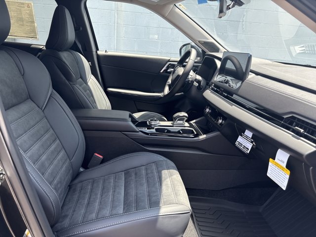 Vehicle image 12 of 14
