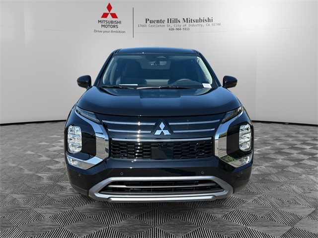 2025 Mitsubishi Outlander SE Image 2 of 35