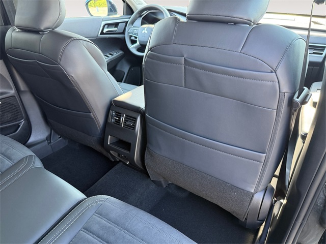 2025 Mitsubishi Outlander SE Image 13 of 35