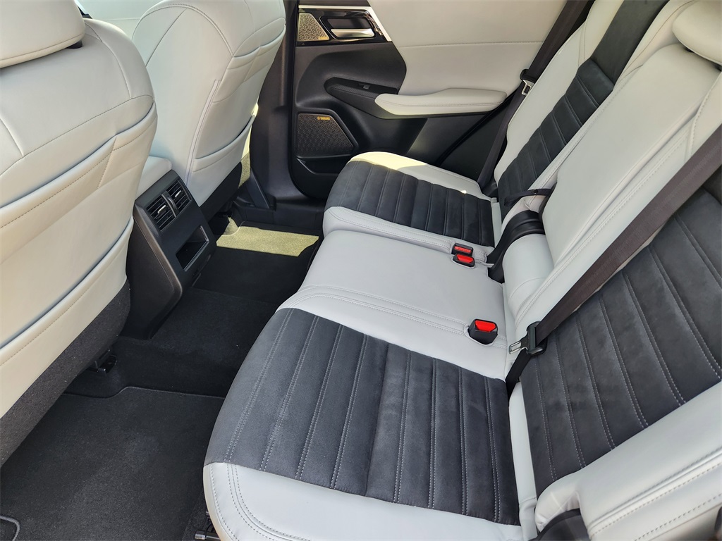 Vehicle image 20 of 22