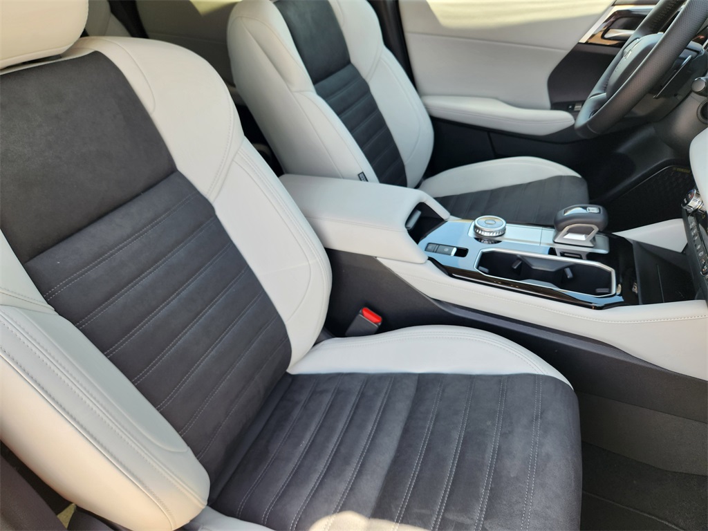 Vehicle image 11 of 22