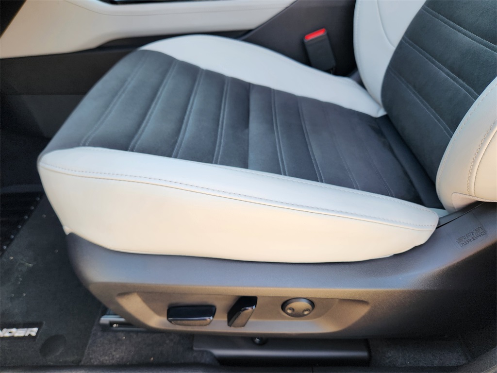 Vehicle image 18 of 22