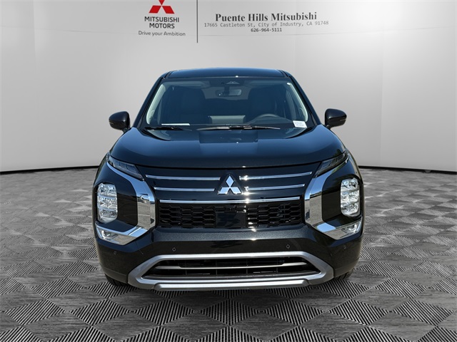 2025 Mitsubishi Outlander SE Image 2 of 33