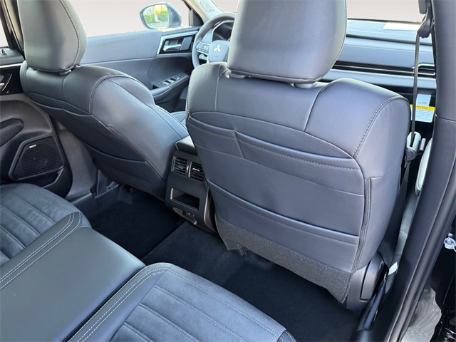 2025 Mitsubishi Outlander SE Image 13 of 33