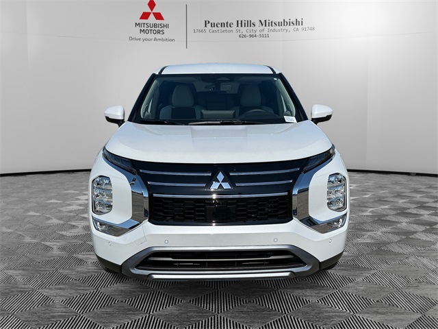 2025 Mitsubishi Outlander SE Image 2 of 35