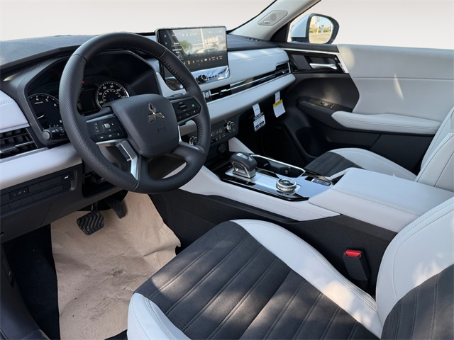 2025 Mitsubishi Outlander SE Image 16 of 35