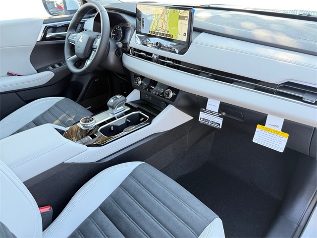 2025 Mitsubishi Outlander SE Image 15 of 35