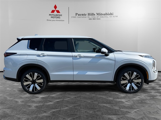 2025 Mitsubishi Outlander SE Image 4 of 35