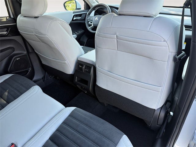2025 Mitsubishi Outlander SE Image 13 of 35