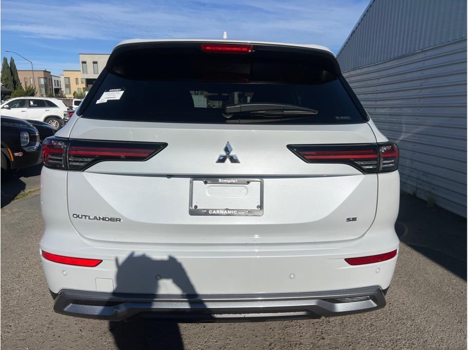 2025 Mitsubishi Outlander SE Image 10 of 23