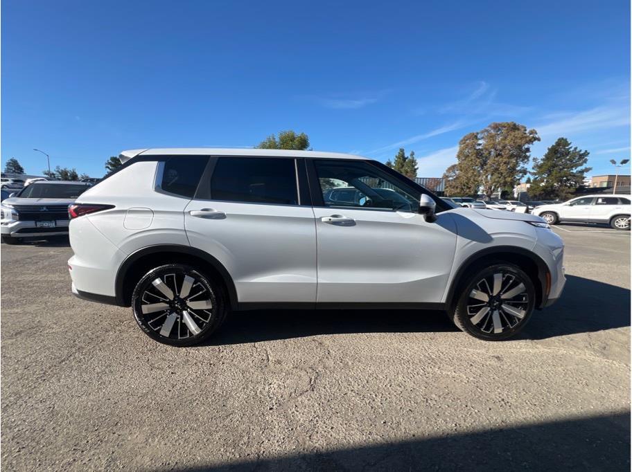 2025 Mitsubishi Outlander SE Image 4 of 23