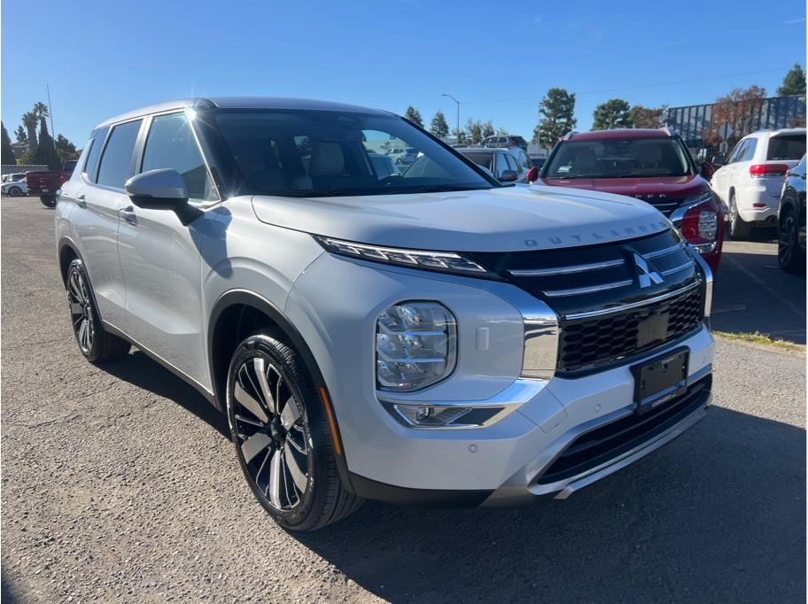 2025 Mitsubishi Outlander SE Image 3 of 23