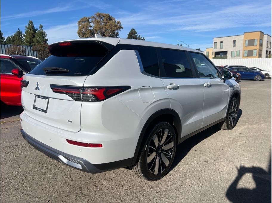 2025 Mitsubishi Outlander SE Image 5 of 23