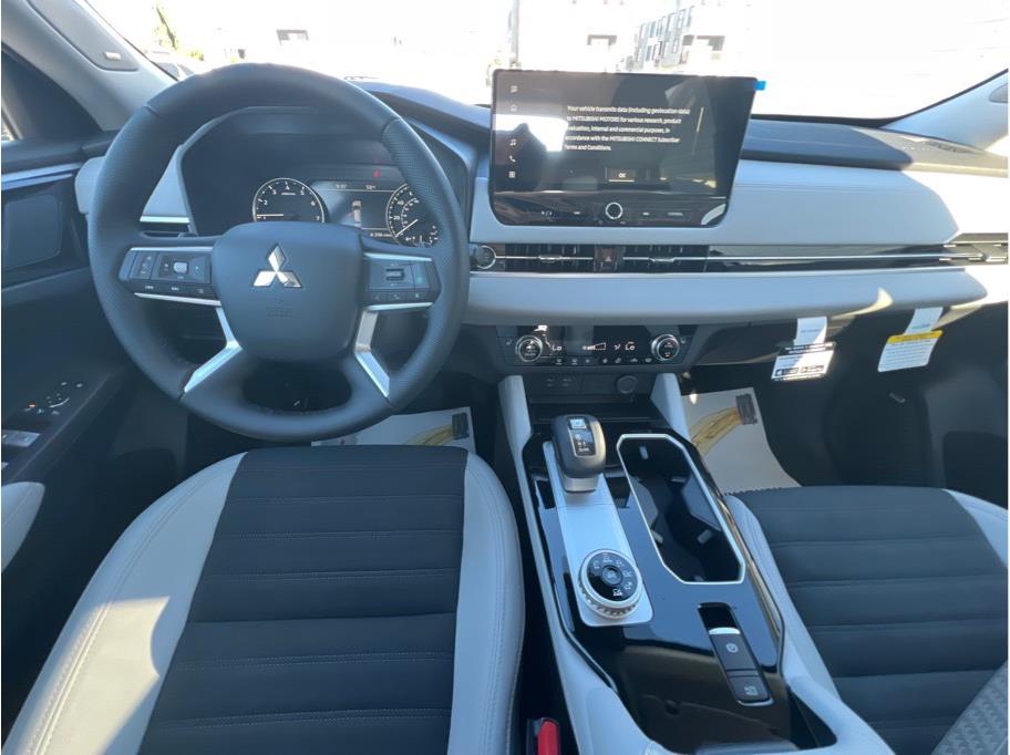 2025 Mitsubishi Outlander SE Image 14 of 23