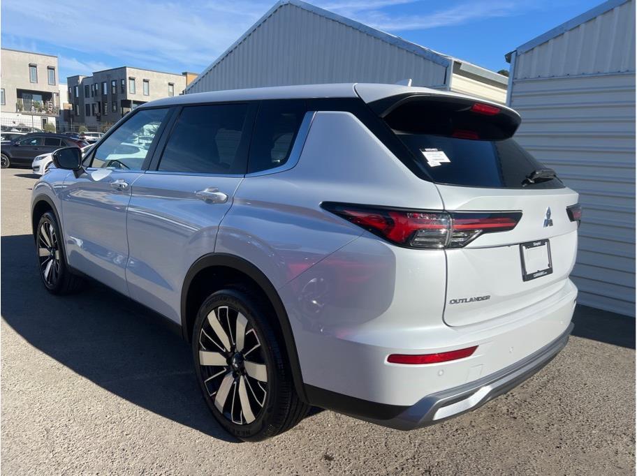 2025 Mitsubishi Outlander SE Image 6 of 23