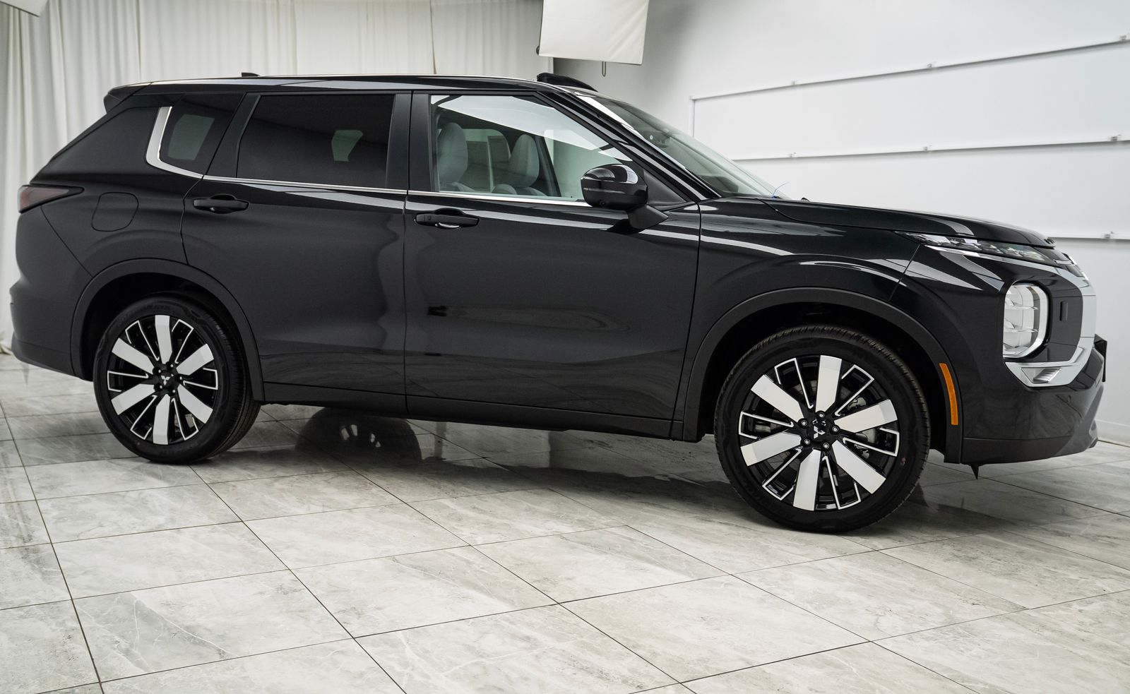 2025 Mitsubishi Outlander SE Image 3 of 34
