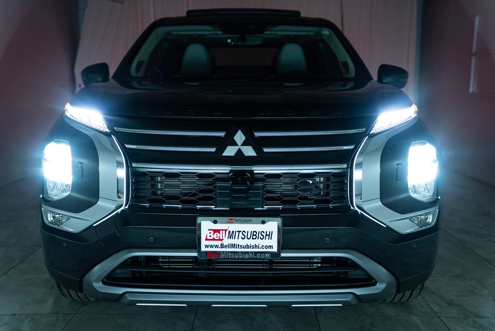 2025 Mitsubishi Outlander SE Image 2 of 34