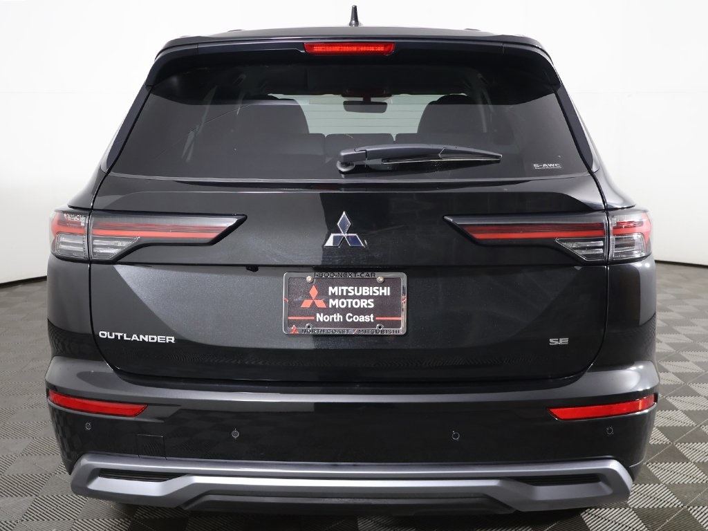 2025 Mitsubishi Outlander SE Image 8 of 57