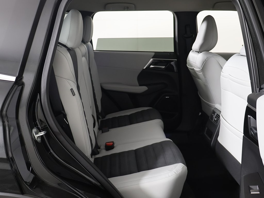 2025 Mitsubishi Outlander SE Image 16 of 57