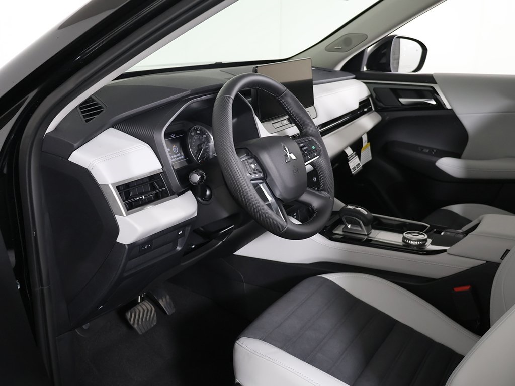 2025 Mitsubishi Outlander SE Image 26 of 57