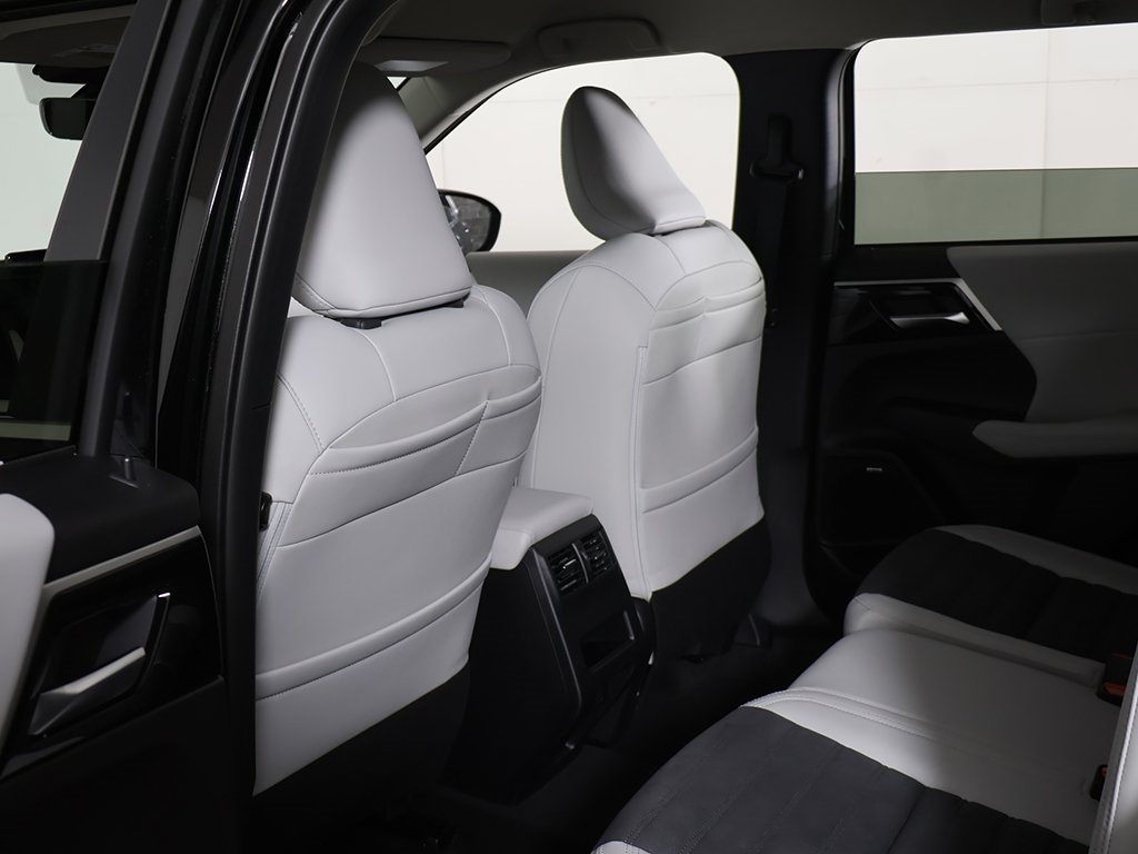 2025 Mitsubishi Outlander SE Image 17 of 57