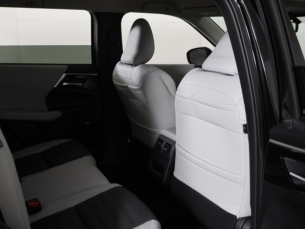 2025 Mitsubishi Outlander SE Image 19 of 57