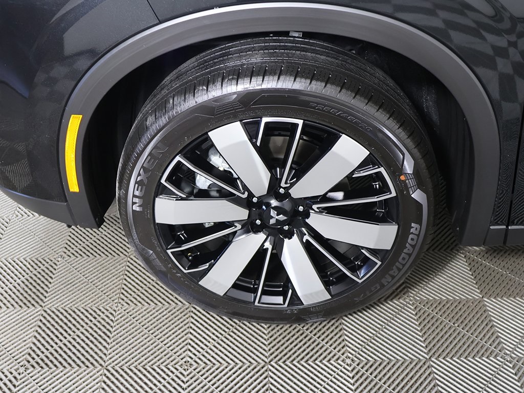 2025 Mitsubishi Outlander SE Image 12 of 57