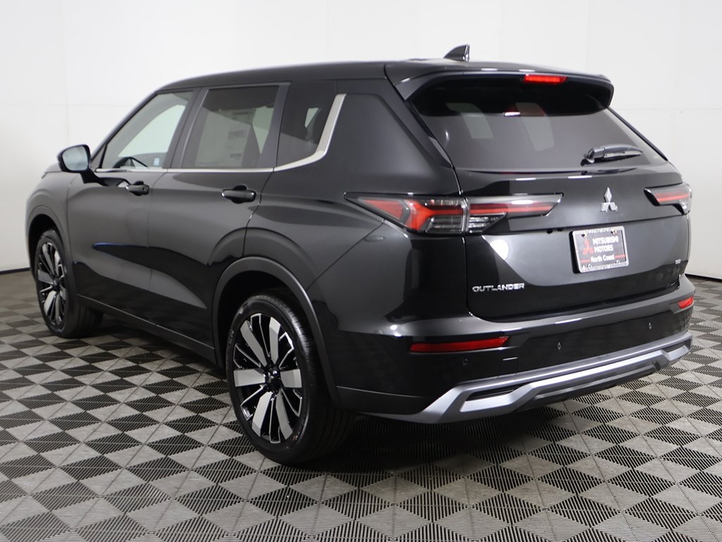2025 Mitsubishi Outlander SE Image 10 of 57