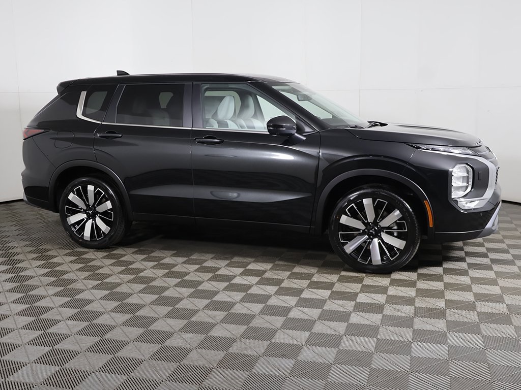 2025 Mitsubishi Outlander SE Image 3 of 57