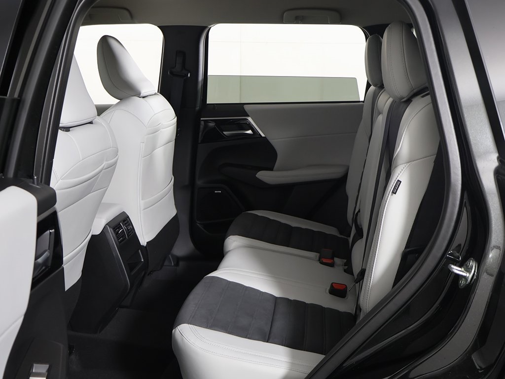 2025 Mitsubishi Outlander SE Image 18 of 57