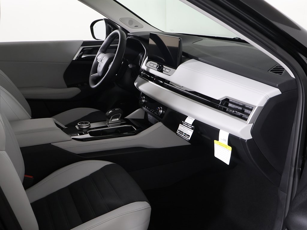 2025 Mitsubishi Outlander SE Image 25 of 57