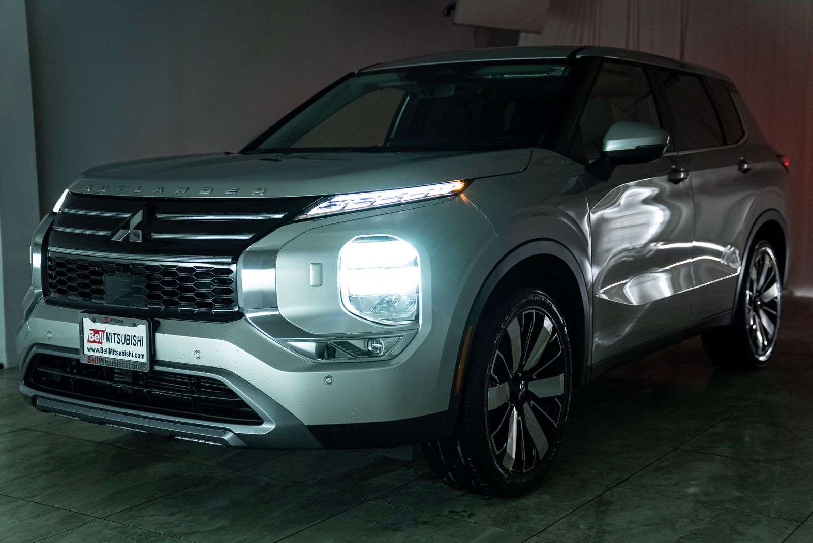 2025 Mitsubishi Outlander SE Image 2 of 40