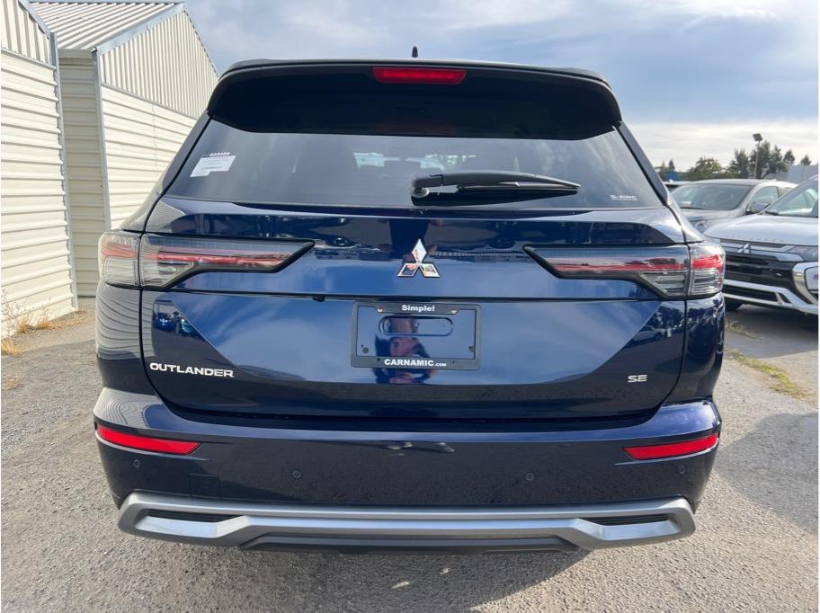 2025 Mitsubishi Outlander SE Image 10 of 24