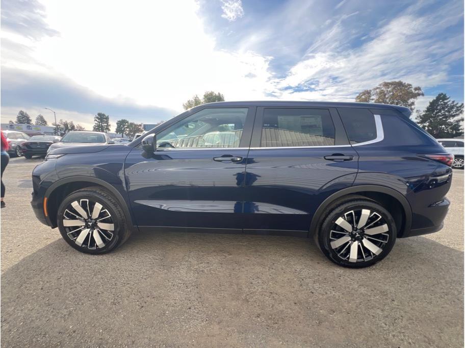 2025 Mitsubishi Outlander SE Image 6 of 24