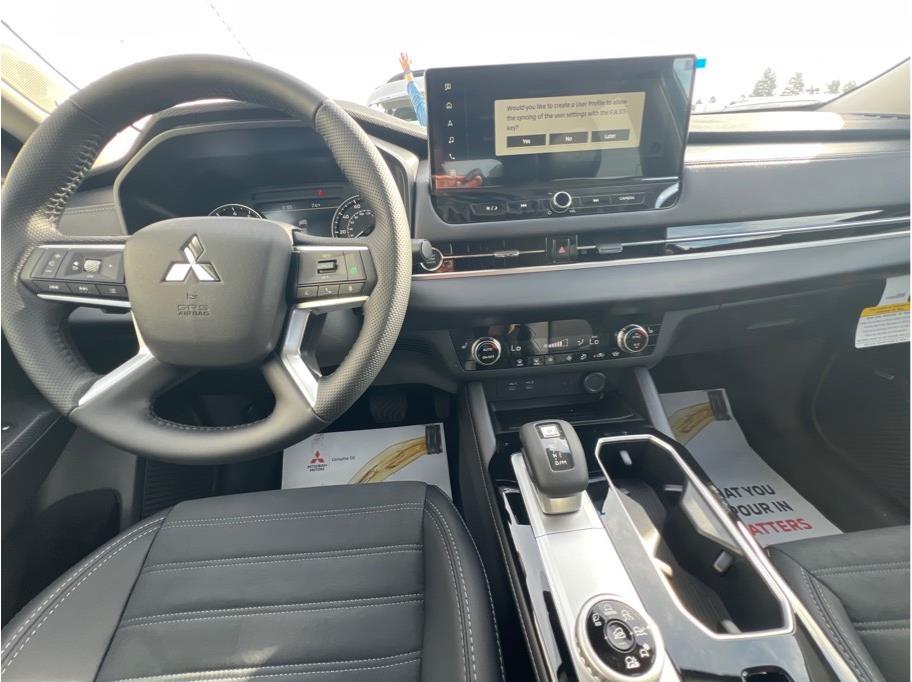 2025 Mitsubishi Outlander SE Image 14 of 24