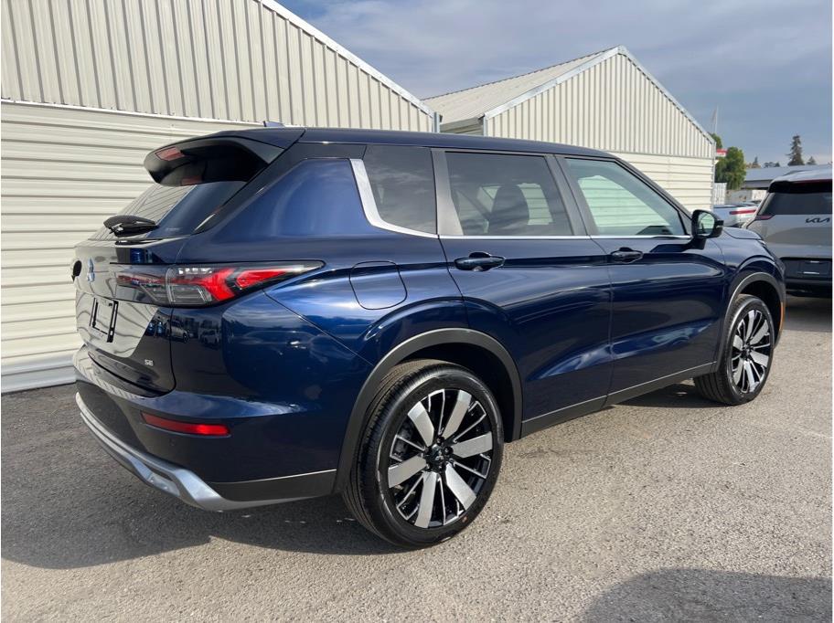 2025 Mitsubishi Outlander SE Image 4 of 24