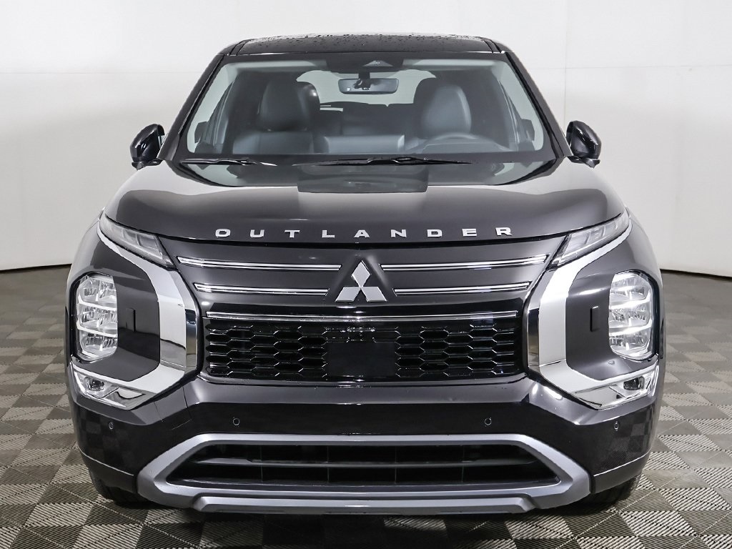 2025 Mitsubishi Outlander SE Image 2 of 60