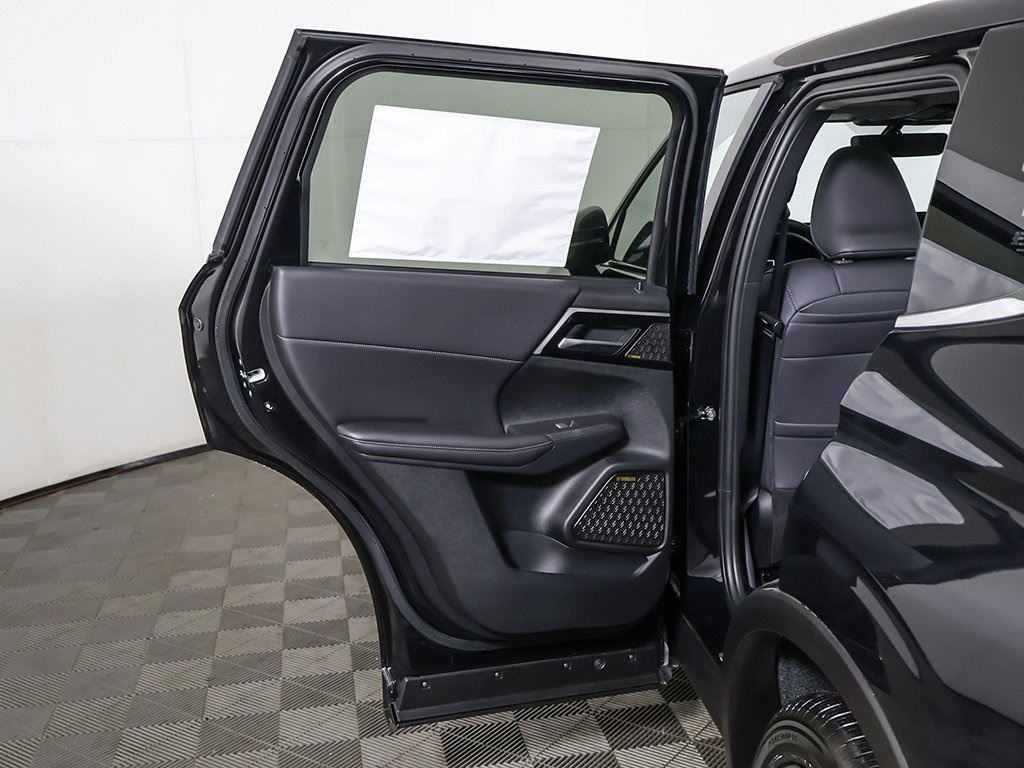 2025 Mitsubishi Outlander SE Image 24 of 60