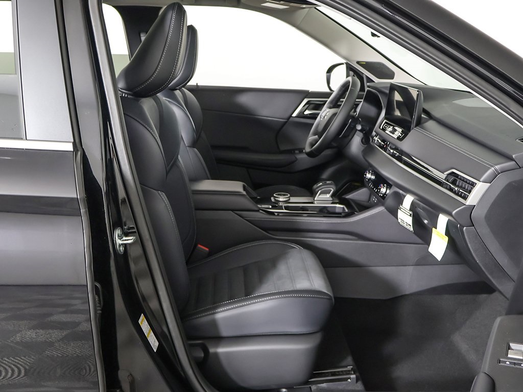 2025 Mitsubishi Outlander SE Image 16 of 60